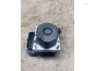 Używane Pompa ABS Mercedes GLA (156.9) 1.6 180 16V Cena € 82,28 Z VAT oferowane przez Autosloperij de Turk