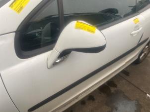 Używane Lusterko zewnetrzne lewe Peugeot 207 CC (WB) 1.6 16V Cena € 21,78 Z VAT oferowane przez Autosloperij de Turk