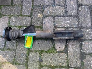 Begagnade Stötdämpare, vänster fram Mercedes Sprinter 3,5t (906.13/906.23) 313 CDI 16V Euro 4 Pris € 32,67 Inklusive moms erbjuds av Autosloperij de Turk