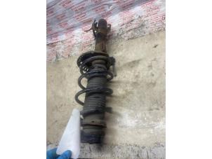 Gebruikte Schokdemper rechts-voor Volkswagen Polo V (6R) 1.4 TDI 12V 90 Prijs € 54,45 Inclusief btw aangeboden door Autosloperij de Turk
