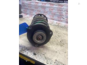 Używane Amortyzator wstrzasów prawy przód Volkswagen Passat (3C2) 1.6 FSI 16V Cena € 32,00 Procedura marży oferowane przez Autosloperij de Turk