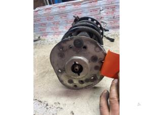 Gebruikte Schokdemper links-voor Landrover Range Rover Evoque (LVJ/LVS) 2.2 eD4 16V Coupe Prijs € 82,28 Inclusief btw aangeboden door Autosloperij de Turk