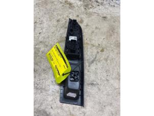 Begagnade Brytare, eldrivna fönster Opel Corsa F (UB/UH/UP) 1.2 12V 75 Pris € 36,30 Inklusive moms erbjuds av Autosloperij de Turk