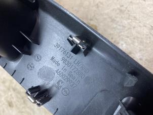 Begagnade Brytare, eldrivna fönster Opel Corsa F (UB/UH/UP) 1.2 12V 75 Pris € 36,30 Inklusive moms erbjuds av Autosloperij de Turk