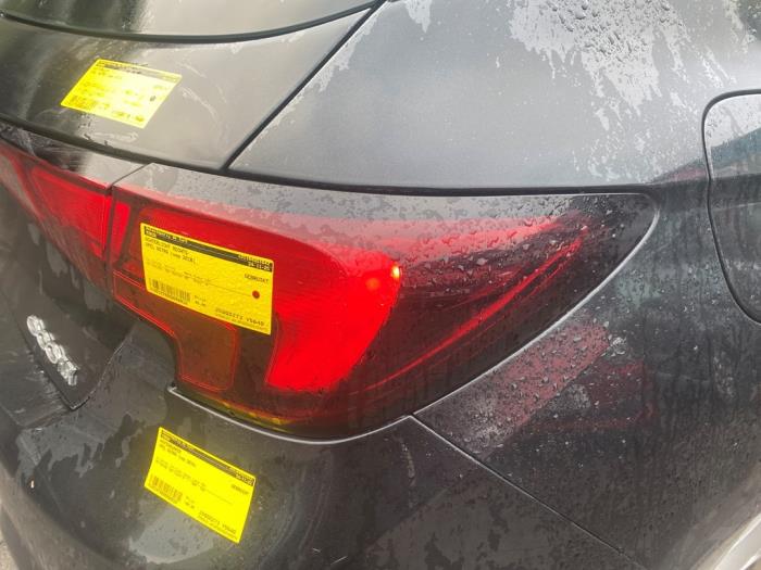 Baklykta, höger från en Opel Astra K 1.0 SIDI Turbo 12V 2016
