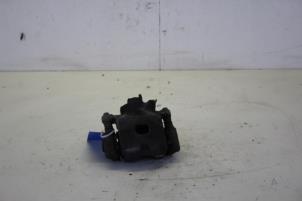 Gebruikte Remklauw (Tang) links-voor Nissan Pixo (D31S) 1.0 12V Prijs € 40,00 Margeregeling aangeboden door Gebr Opdam B.V.