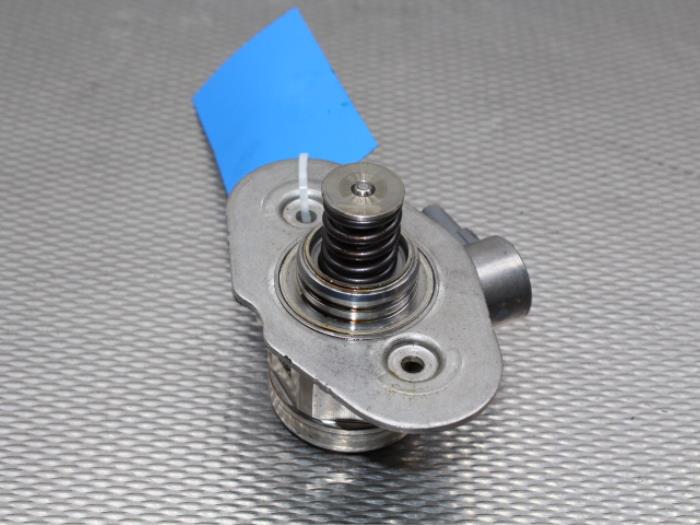 Högtryckspump från en BMW 2 serie Active Tourer (F45) 218i 1.5 TwinPower Turbo 12V 2014