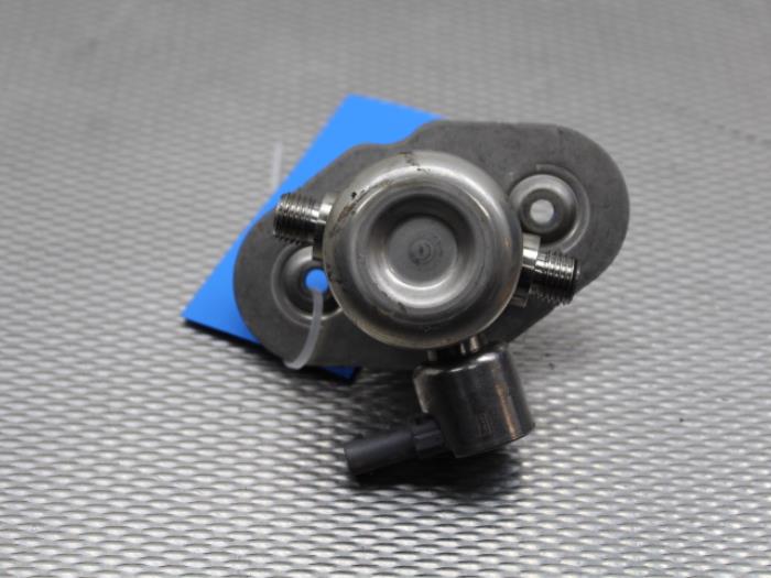 Högtryckspump från en BMW 2 serie Active Tourer (F45) 218i 1.5 TwinPower Turbo 12V 2014