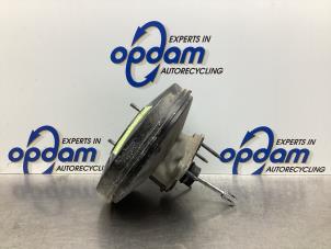 Begagnade Bromsservo Renault Clio III (BR/CR) 1.2 16V 75 Pris € 50,00 Marginaltabell erbjuds av Gebr Opdam B.V.