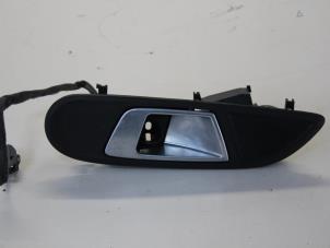 Gebruikte Portiergreep 2Deurs links Ford Fiesta 6 (JA8) 1.0 EcoBoost 12V 125 Prijs op aanvraag aangeboden door Gebr Opdam B.V.