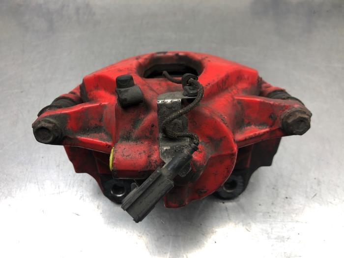 Främre bromsok, vänster från en Abarth 500/595/695 1.4 T-Jet 16V 2011