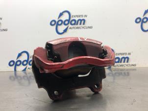 Gebruikte Remklauw (Tang) links-voor Fiat 500/595/695 1.4 T-Jet 16V Prijs € 75,00 Margeregeling aangeboden door Gebr Opdam B.V.