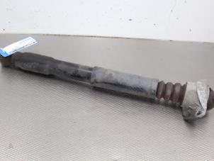 Begagnade Stötdämpare, höger bak Skoda Yeti (5LAC) 1.2 TSI 16V Pris € 25,00 Marginaltabell erbjuds av Gebr Opdam B.V.