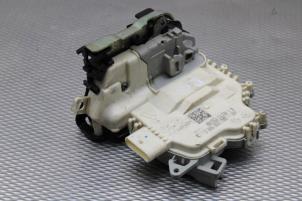 Używane Mechanizm blokady drzwi prawych tylnych wersja 4-drzwiowa Audi A3 Sportback (8VA/8VF) 1.8 TFSI 16V Cena € 50,00 Procedura marży oferowane przez Gebr Opdam B.V.