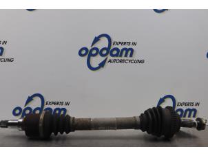 Gebruikte Aandrijfas links-voor Peugeot 206 SW (2E/K) 1.6 16V Prijs € 40,00 Margeregeling aangeboden door Gebr Opdam B.V.