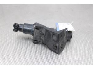 Begagnade Pump, strålkastarspolare Mercedes ML II (164/4JG) 3.0 ML-300 CDI 4-Matic V6 24V Pris på förfrågan erbjuds av Gebr Opdam B.V.