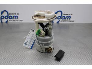 Gebruikte Benzinepomp Renault Clio III (BR/CR) 1.2 16V 75 Prijs € 30,00 Margeregeling aangeboden door Gebr Opdam B.V.