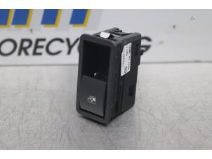 Begagnade Brytare, eldrivna fönster Opel Zafira (M75) 2.2 16V Direct Ecotec Pris € 15,00 Marginaltabell erbjuds av Gebr Opdam B.V.