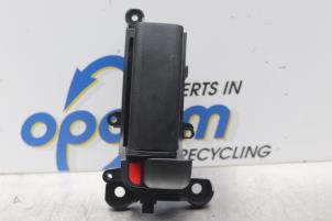 Używane Uchwyt drzwi lewych tylnych wersja 4-drzwiowa Mazda 5 (CR19) 1.8i 16V Cena € 35,00 Procedura marży oferowane przez Gebr Opdam B.V.