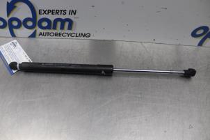 Begagnade Set med gasfjädrar, motorhuv Renault Clio IV (5R) 0.9 Energy TCE 90 12V Pris € 10,00 Marginaltabell erbjuds av Gebr Opdam B.V.