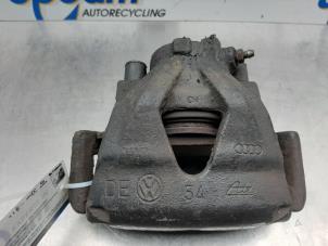 Gebruikte Remklauw (Tang) links-voor Volkswagen Golf IV (1J1) 2.3 V5 GTI Prijs € 35,00 Margeregeling aangeboden door Gebr Opdam B.V.