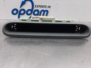 Gebruikte Display Interieur Renault Twingo (C06) 1.2 16V Prijs € 40,00 Margeregeling aangeboden door Gebr Opdam B.V.