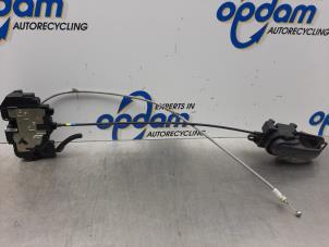 Begagnade Dörrlåsmekanism, 4-dörrars, vänster bak Nissan Note (E11) 1.6 16V Pris € 40,00 Marginaltabell erbjuds av Gebr Opdam B.V.