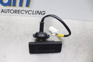 Nowe Przelacznik pokrywy bagaznika Kia Picanto Cena € 30,00 Z VAT oferowane przez Gebr Opdam B.V.