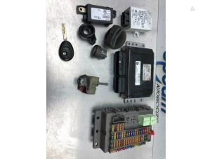 Gebruikte Slotenset Cilinder (compleet) BMW Mini One/Cooper (R50) 1.6 16V Cooper Prijs € 200,00 Margeregeling aangeboden door Gebr Opdam B.V.