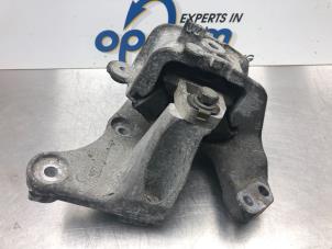 Gebruikte Versnellingsbak Steun Peugeot 407 SW (6E) 2.0 16V Prijs € 35,00 Margeregeling aangeboden door Gebr Opdam B.V.