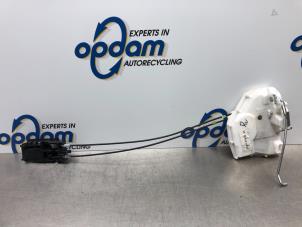 Begagnade Dörrlåsmekanism, 4-dörrars, höger fram Opel Agila (B) 1.0 12V Pris € 50,00 Marginaltabell erbjuds av Gebr Opdam B.V.