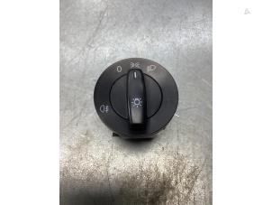 Używane Przelacznik swiatel Volkswagen Caddy III (2KA,2KH,2CA,2CH) 2.0 SDI Cena € 15,00 Procedura marży oferowane przez Gebr Opdam B.V.