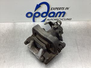 Gebruikte Remklauw (Tang) links-achter Opel Crossland (X) 1.2 12V Prijs € 50,00 Margeregeling aangeboden door Gebr Opdam B.V.