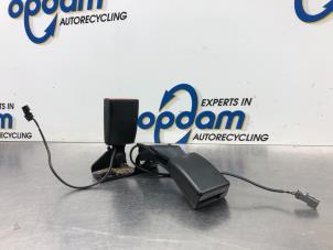 Używane Wtyk pasa bezpieczenstwa srodek tyl Opel Crossland (X) 1.2 12V Cena € 30,00 Procedura marży oferowane przez Gebr Opdam B.V.