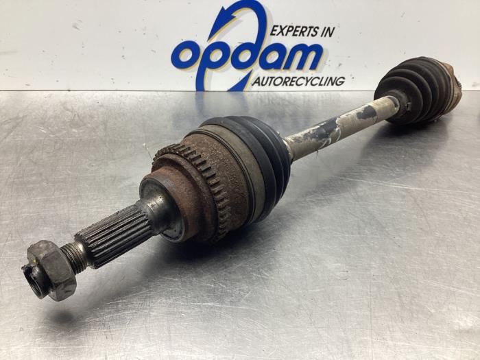 Drivaxel, vänster fram från en Opel Agila (A) 1.2 16V Twin Port 2006