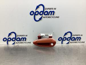 Begagnade Dörrhandtag, 2-dörrars, vänster Fiat Grande Punto (199) 1.2 Pris € 25,00 Marginaltabell erbjuds av Gebr Opdam B.V.