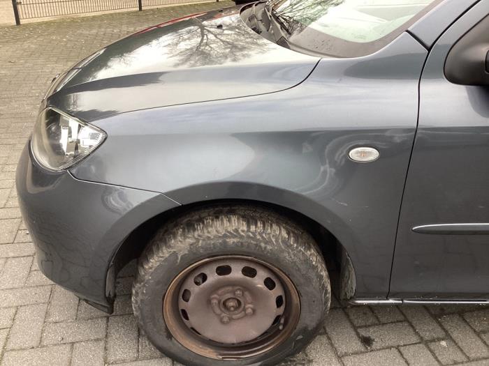 Framskärm, vänster från en Mazda 2 (NB/NC/ND/NE) 1.4 16V 2005