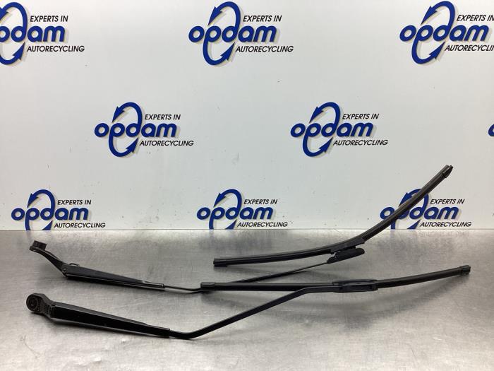 Främre torkararm från en Renault Scénic III (JZ) 1.4 16V TCe 130 2010