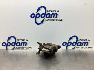 Begagnade Bakre bromsok, vänster Ford Focus 1 2.0 16V Pris € 50,00 Marginaltabell erbjuds av Gebr Opdam B.V.