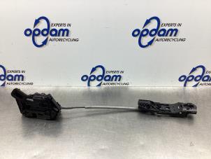 Begagnade Dörrlåsmekanism, 4-dörrars, vänster bak Volkswagen Polo VI (AW1) 1.0 12V BlueMotion Technology Pris € 50,00 Marginaltabell erbjuds av Gebr Opdam B.V.