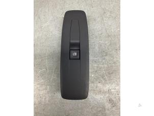 Gebruikte Elektrisch Raam Schakelaar Renault Grand Scénic IV (RFAR) 1.5 Energy dCi 110 Prijs € 15,00 Margeregeling aangeboden door Gebr Opdam B.V.