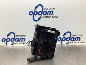 Begagnade Säkringsbox Peugeot 206 CC (2D) 1.6 16V Pris € 75,00 Marginaltabell erbjuds av Gebr Opdam B.V.