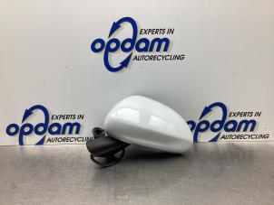 Używane Lusterko zewnetrzne lewe Opel Corsa D 1.4 16V Twinport Cena € 50,00 Procedura marży oferowane przez Gebr Opdam B.V.