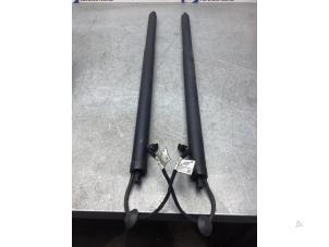 Begagnade Set med gasfjädrar, baklucka Lynk &amp; Co 01 1.5 PHEV Pris € 300,00 Marginaltabell erbjuds av Gebr Opdam B.V.