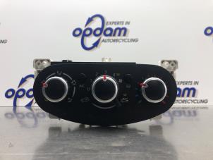 Gebruikte Kachel Bedieningspaneel Renault Twingo III (AH) 1.0 SCe 70 12V Prijs € 50,00 Margeregeling aangeboden door Gebr Opdam B.V.