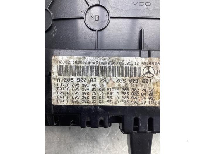Vägmätare KM från en Mercedes-Benz C (W205) C-200d 2.2 16V 2017