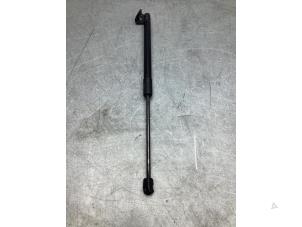 Gebruikte Kofferdekseldemper links-achter Mazda 3 Sport (BL14/BLA4/BLB4) 1.6i MZR 16V Prijs € 20,00 Margeregeling aangeboden door Gebr Opdam B.V.