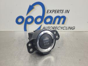 Gebruikte Start/Stop schakelaar Peugeot 108 1.0 12V VVT-i Prijs € 35,00 Margeregeling aangeboden door Gebr Opdam B.V.