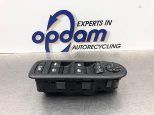 Używane Przelacznik elektrycznej szyby Peugeot 308 (4A/C) 1.6 16V THP 155 Cena € 75,00 Procedura marży oferowane przez Gebr Opdam B.V.