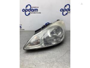 Begagnade Strålkastare, vänster Hyundai i10 (F5) 1.1i 12V Pris € 65,00 Marginaltabell erbjuds av Gebr Opdam B.V.